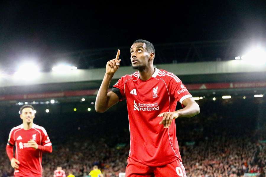 Isak anotou seu primeiro gol com a camisa do Liverpool