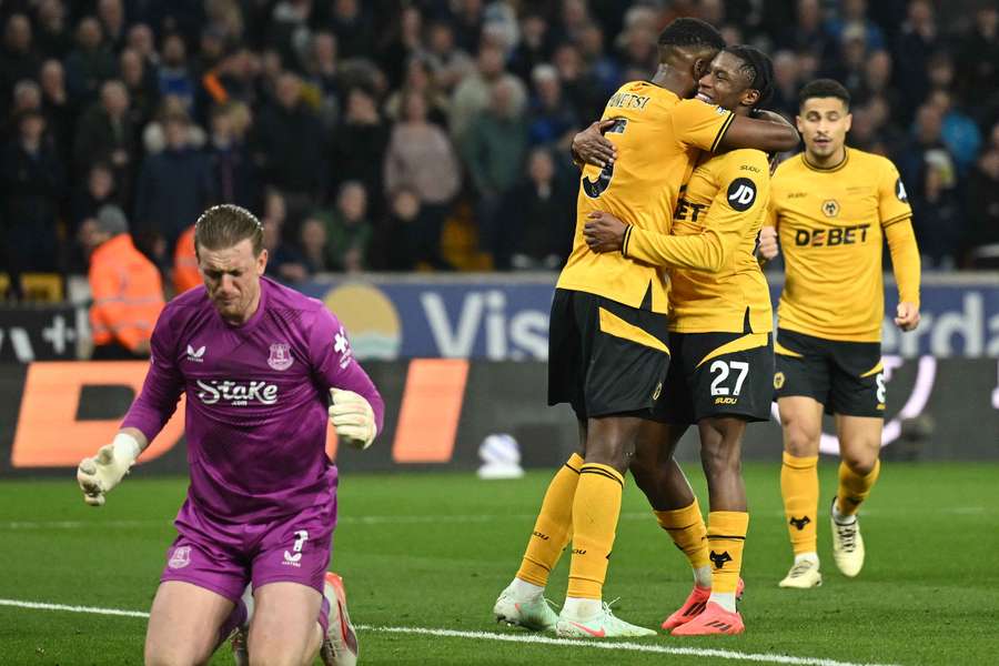 Everton goalkeeper Jordan Pickford reacts as Marshall Munetsi celebrates with Jean-Ricner Bellegarde after equalising for Wolves