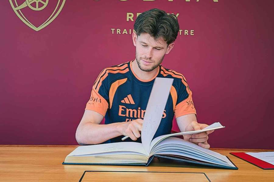 Arsenal have completed the signing of goalkeeper Illan Meslier on a free transfer