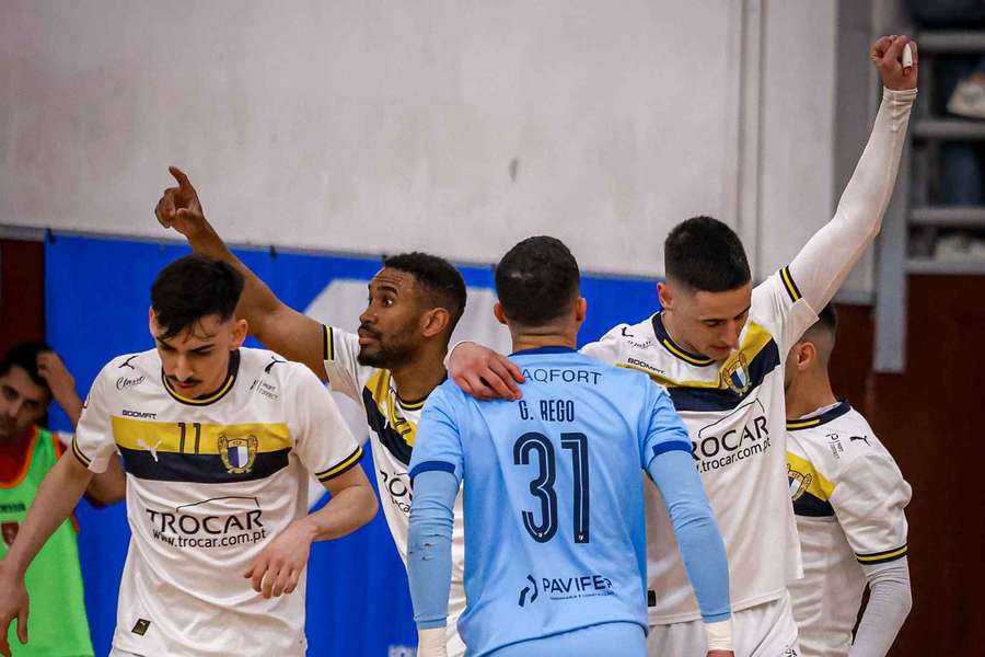 Famalicão salvou-se nos últimos instantes