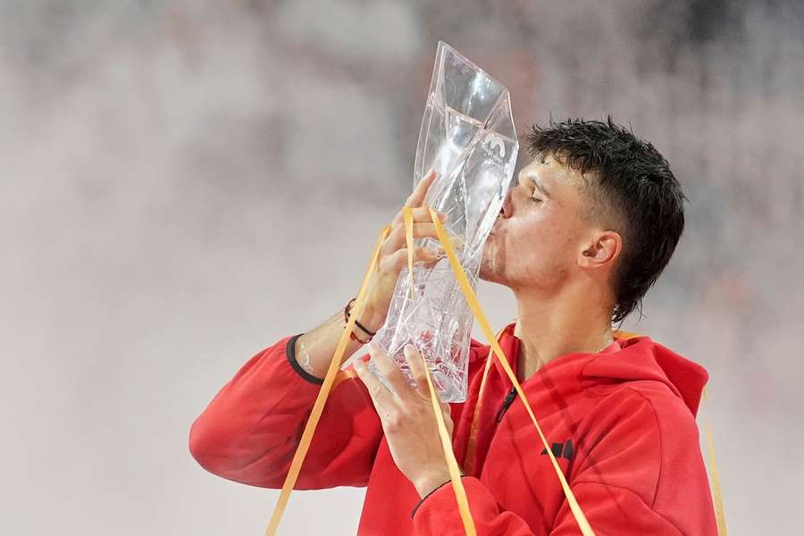 Jakub Mensik con il trofeo di vincitore del torneo 