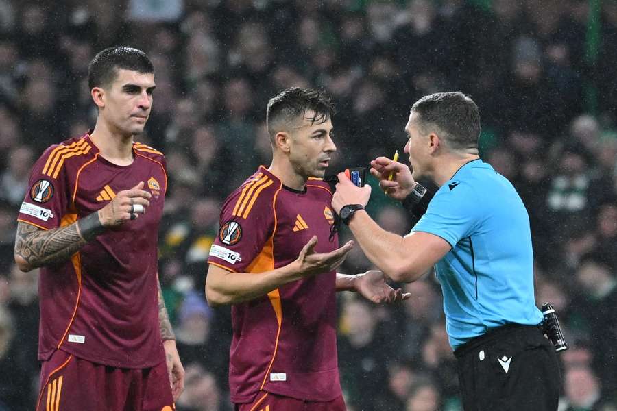 Istvan Kovacs discută cu jucătorii lui Roma Istvan Kovacs discută cu jucătorii lui Roma
