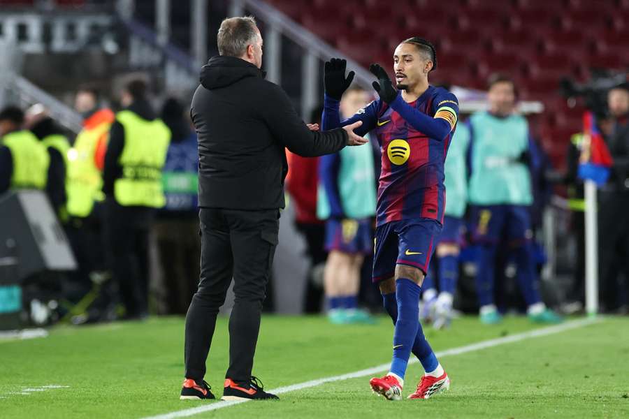 Flick, saludando a Raphinha