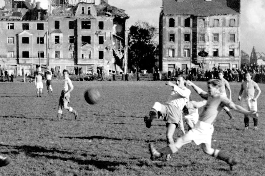 El Bayern de Múnich juega en un campo castigado por la guerra.