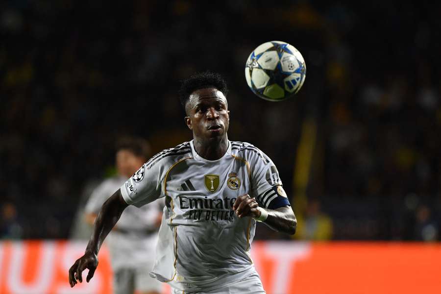 Vinícius persigue un balón en Kazajistán