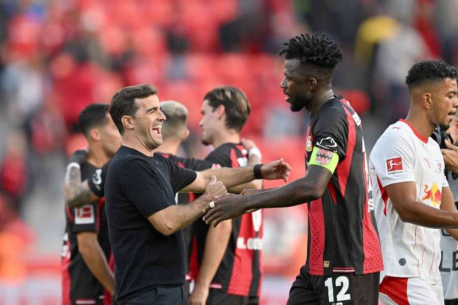 Martinez und Tapsoba konnten nach dem Spiel bereits über die Situation lachen Martinez und Tapsoba konnten nach dem Spiel bereits über die Situation lachen