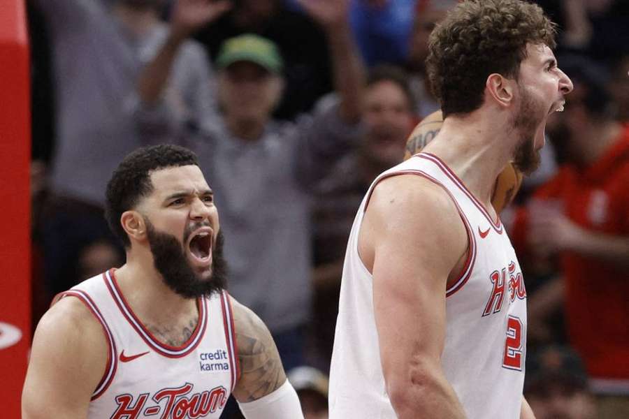 Alperen Sengun e Fred VanVleet durante o jogo contra os Pelicans no Toyota Center em 10 de novembro. 