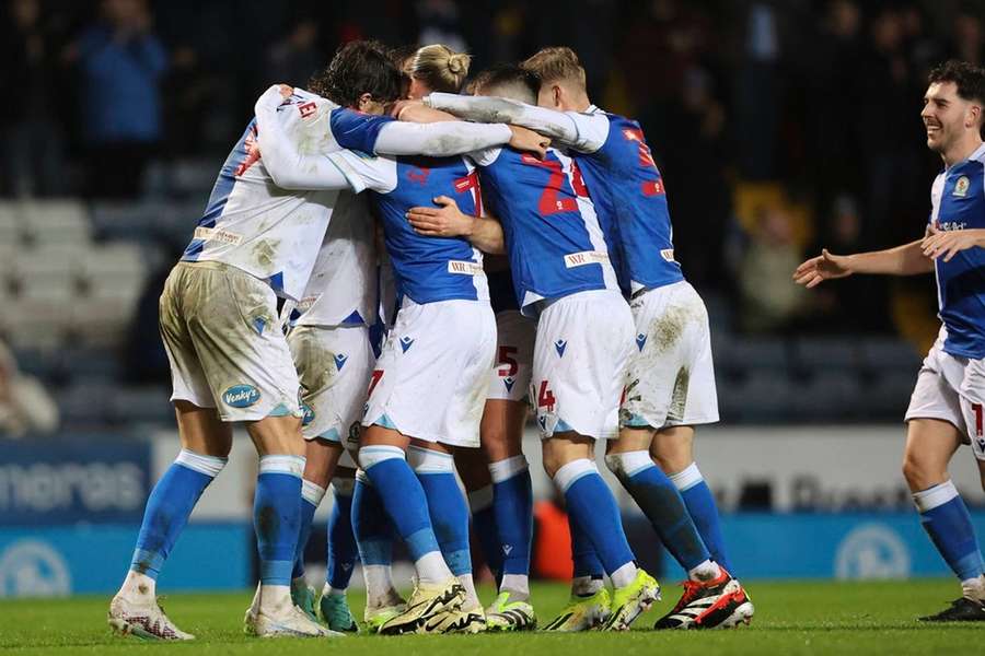 Blackburn Rovers plaatste zich maandagavond door een 4-1 zege op Wrexham