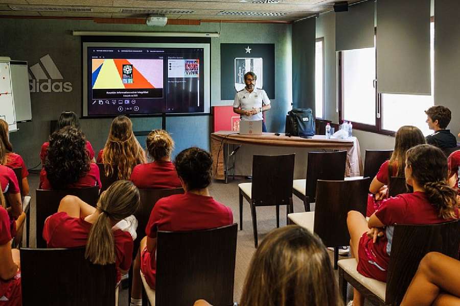 El director de Integridad, Miguel García Caba, dio una charla a las jugadoras antes del Mundial