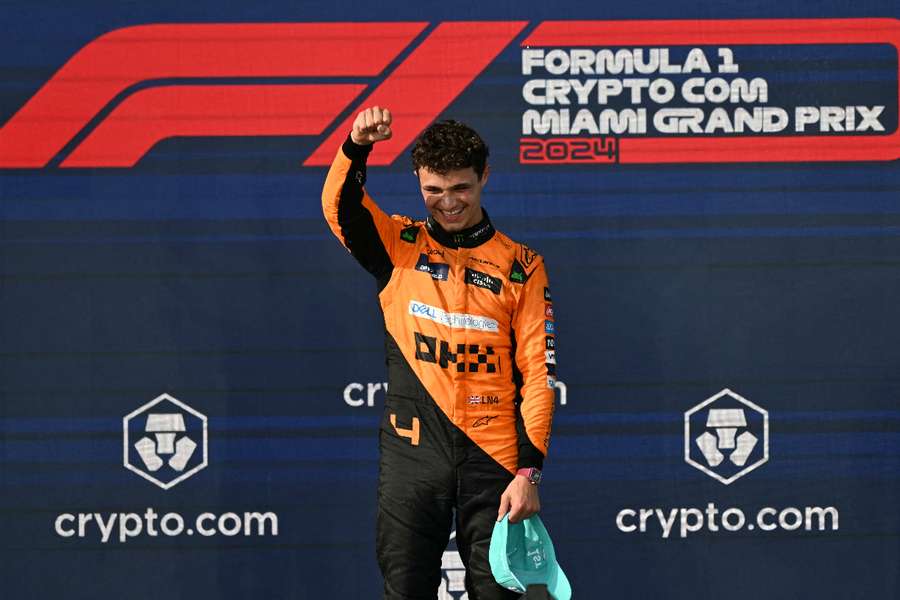 O piloto britânico da McLaren, Lando Norris, comemora após vencer o Grande Prémio de Miami no domingo