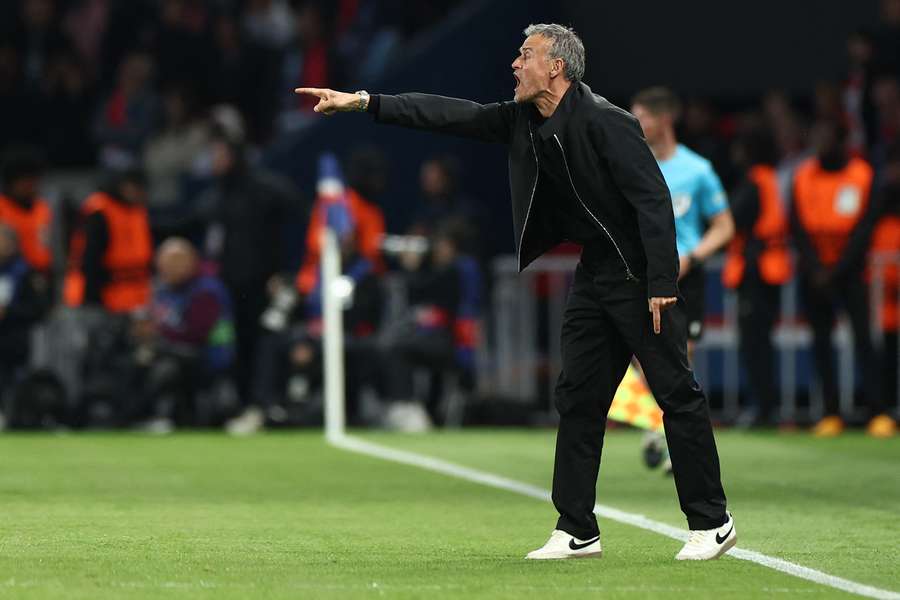 Luis Enrique no relvado do Parque dos Príncipes na quarta-feira