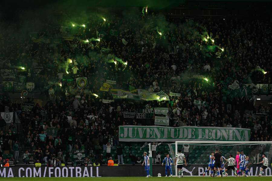 Pirotecnia no clássico entre Sporting e FC Porto Pirotecnia no clássico entre Sporting e FC Porto