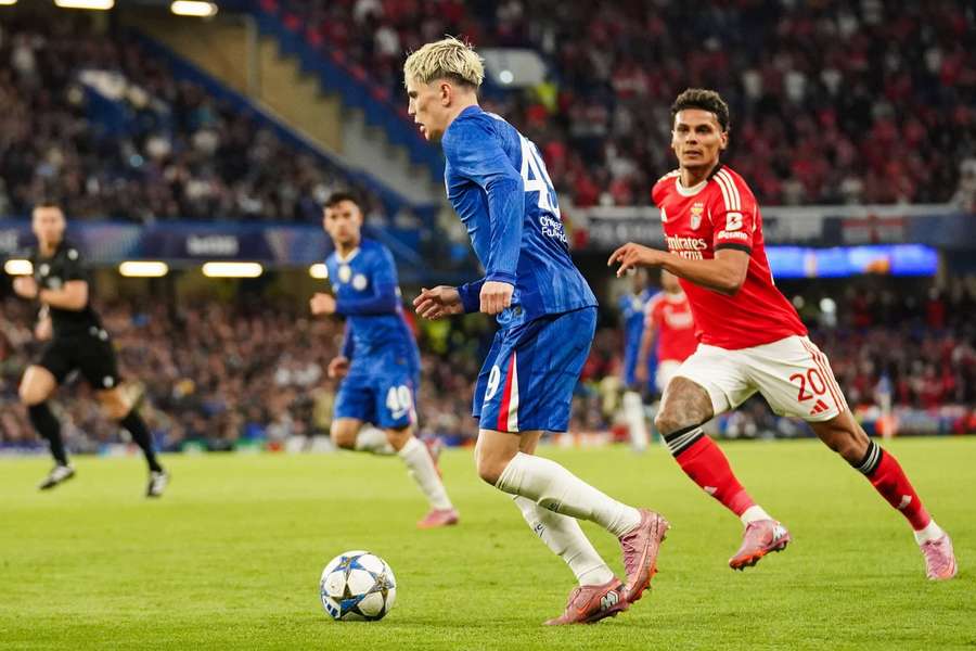 Richard Ríos marca Garnacho durante jogo entre Chelsea e Benfica pela Champions League