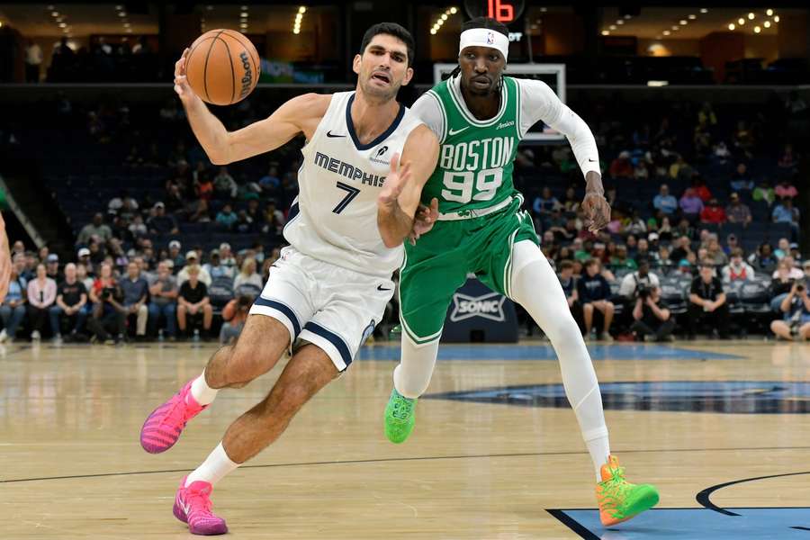 Santi Aldama supera a Chris Boucher en una entrada a canasta