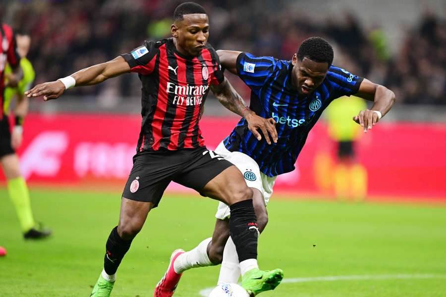 Estupiñán v súboji o loptu.