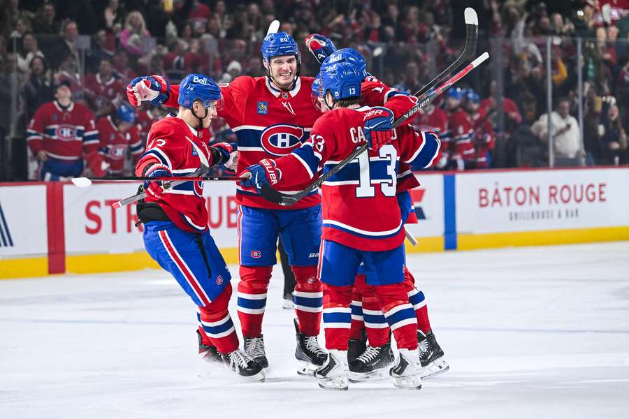 Radosť Slafkovského so spoluhráčmi.