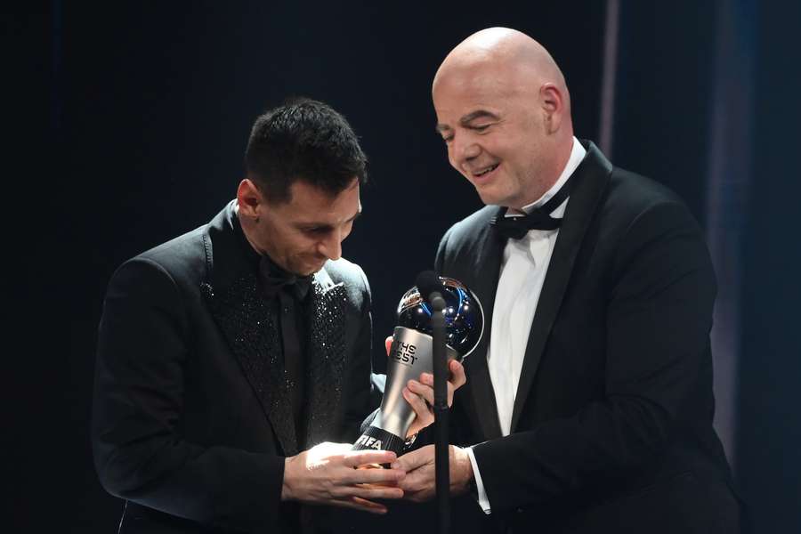 Messi recebeu o troféu das mãos de Gianni Infantino, presidente da FIFA Messi recebeu o troféu das mãos de Gianni Infantino, presidente da FIFA