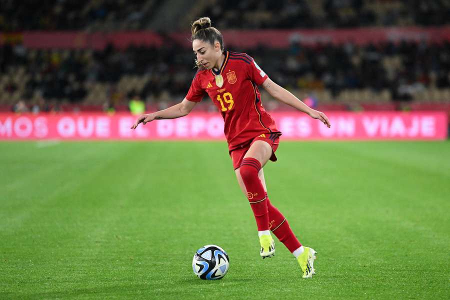 Olga Carmona conduce el balón.