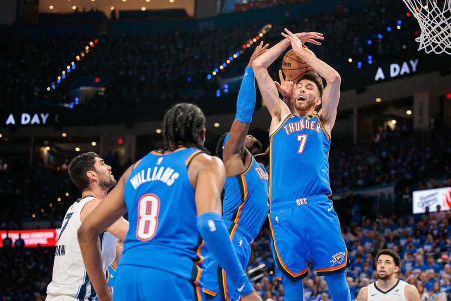 Aldama, de fondo, durante el partido ante los Thunder.