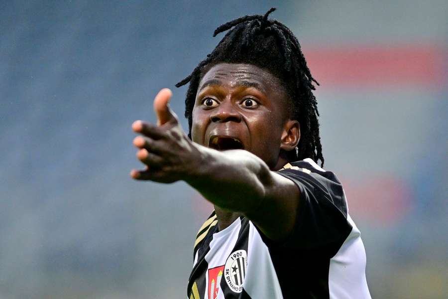 Hráč Dynama Jude Sunday gestikuluje během utkání druhé ligy. Hráč Dynama Jude Sunday gestikuluje během utkání druhé ligy.