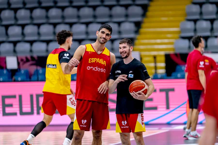 Santi Aldama y Darío Brizuela bromean en el entrenamiento de España Santi Aldama y Darío Brizuela bromean en el entrenamiento de España