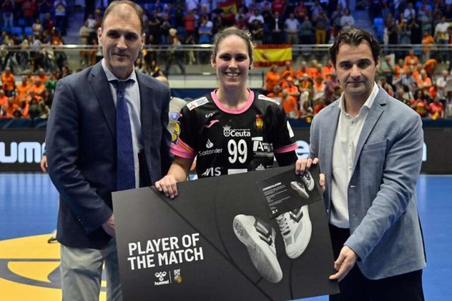 Mireya González, după ce a primit premiul de jucătoare a meciului împotriva Cehiei