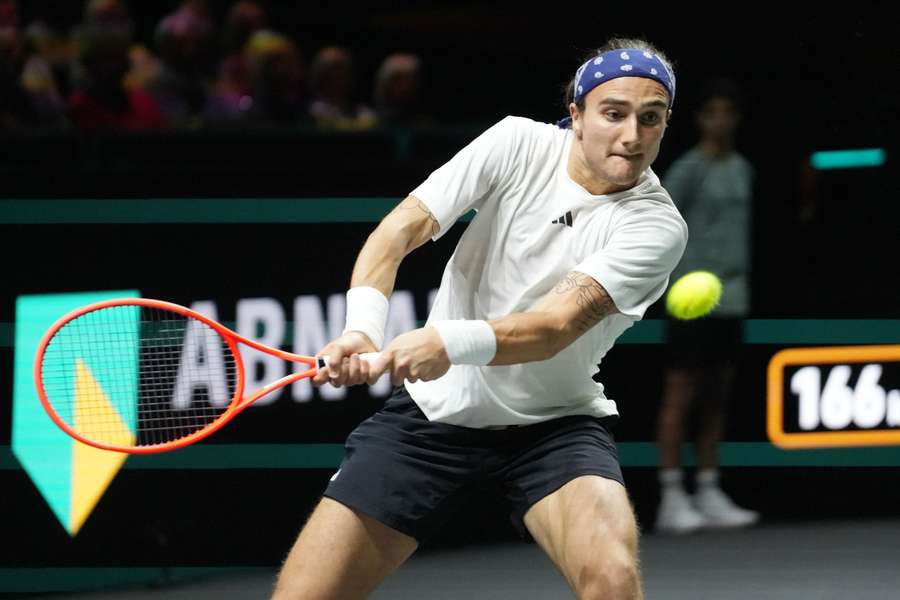 Bellucci responde a una bola enviada por Tsitsipas