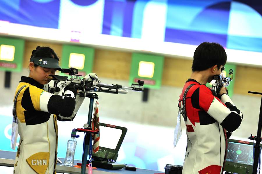 Yuting Huang en Lihao Zheng van China met de eerste medaille van deze Spelen