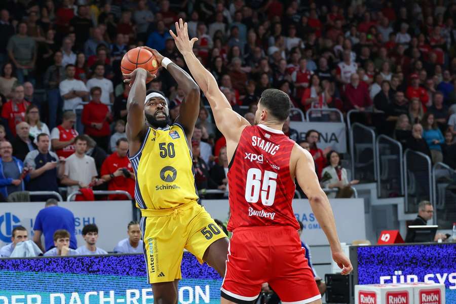 Alba Berlin muss sich in der BBL in Bamberg geschlagen geben.