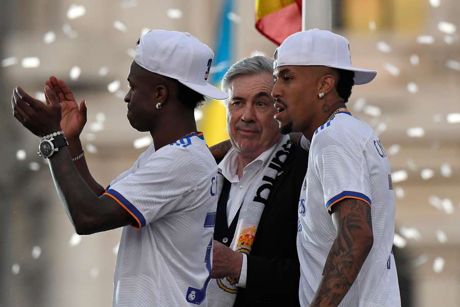 Vinicius Junior, Carlo Ancelotti e Eder Militao, do Real Madrid