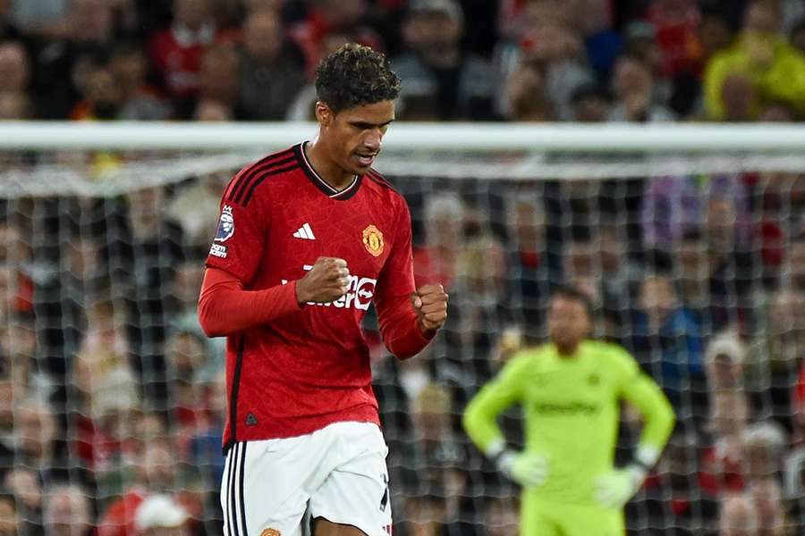 Raphael Varane scorede kampens eneste mål - og sit første i Premier League