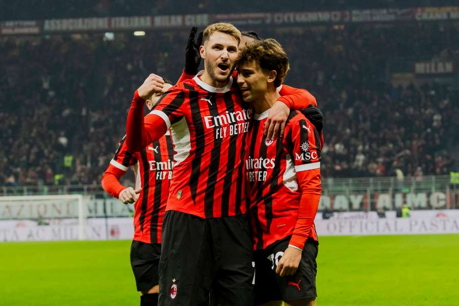 Santiago Gimenez e João Félix celebram golo do AC Milan