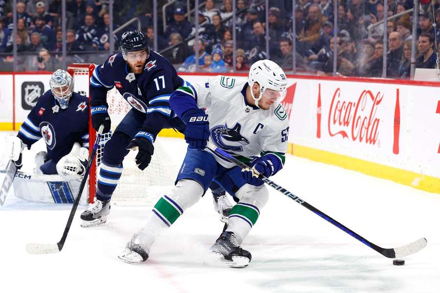 Horvat si oblečie dres New Yorku Islanders.