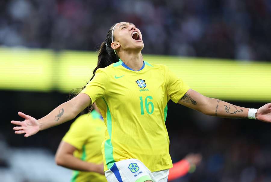 Bia Zaneratto abriu o placar para o Brasil contra a Inglaterra Bia Zaneratto abriu o placar para o Brasil contra a Inglaterra
