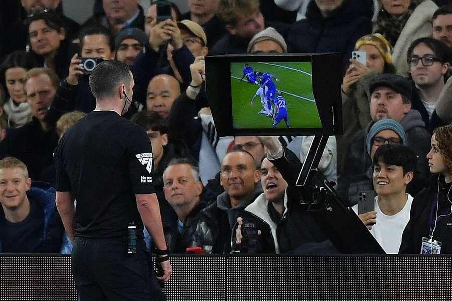 Premier League costuma manter decisão de campo após análise do VAR