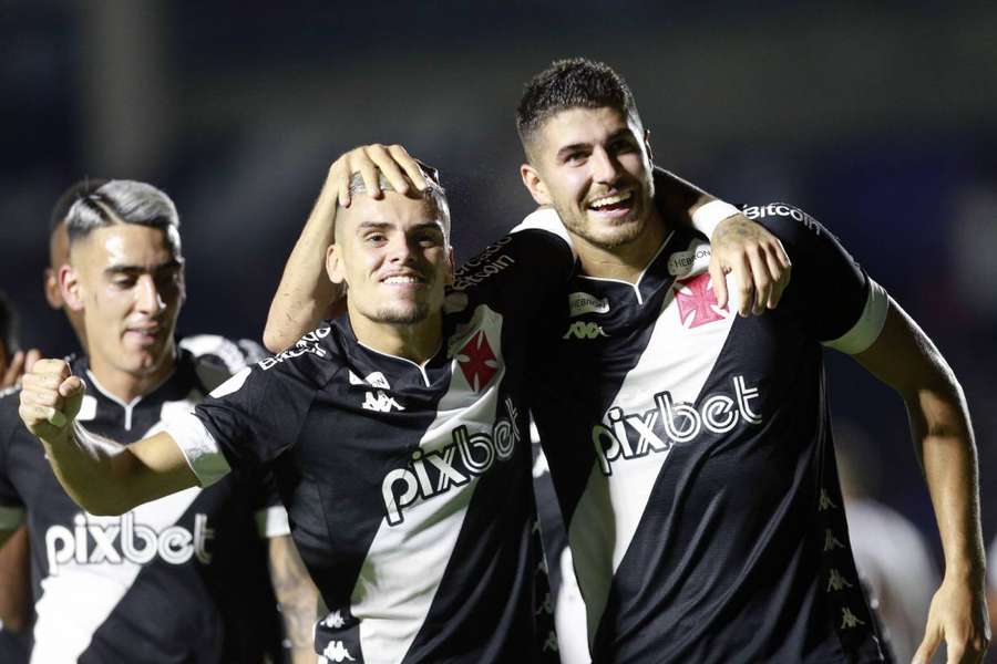 Pec comemora com Pedro Raul o primeiro gol na partida entre Vasco da Gama e Resende 