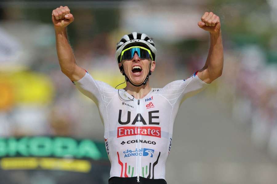 Tadej Pogacar freut sich über seinen Triumph bei der vierten Tour-Etappe.