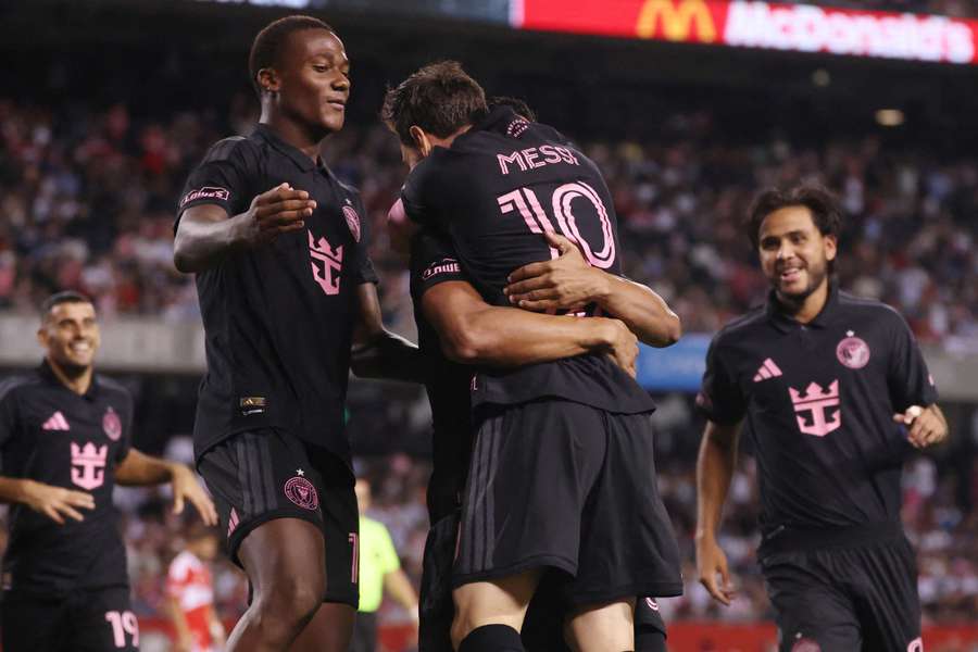 Messi e Casemiro estão em perfeita sintonia Messi e Casemiro estão em perfeita sintonia