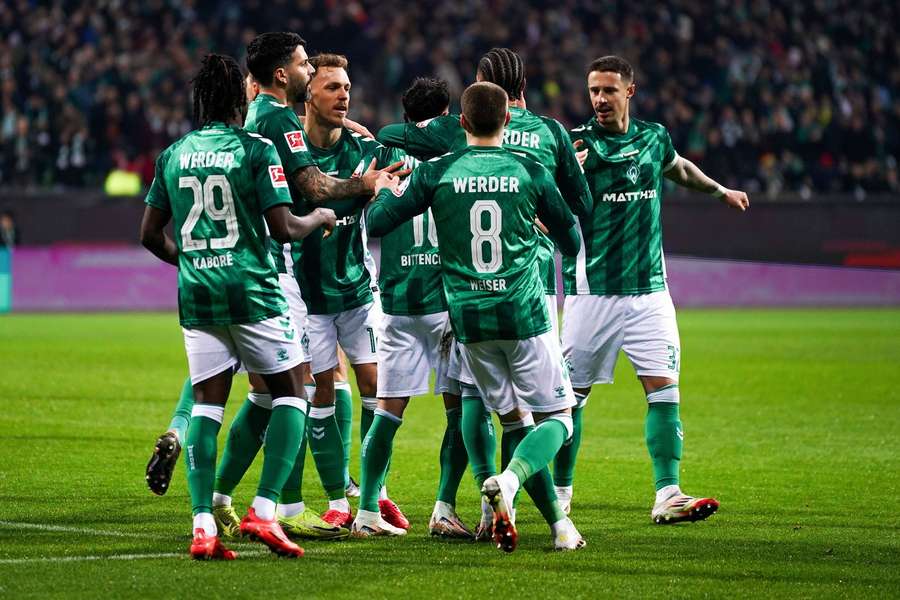 Werder Bremen celebrate Leonardo Bittencourt's winner