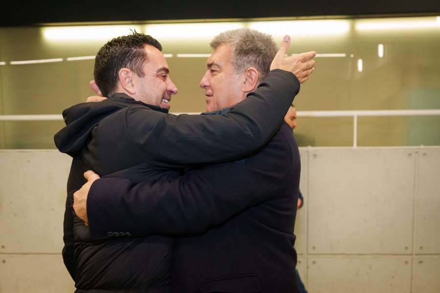 Xavi, abrazado a Laporta