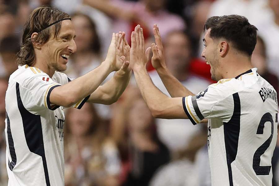 Brahim Díaz e Modric comemoram após gol no Bernabéu