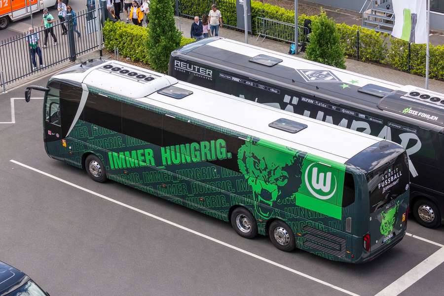 Aufgrund der zweijährigen Vorlaufzeiten in der Produktion wird das alte Wappen vorerst präsent bleiben
