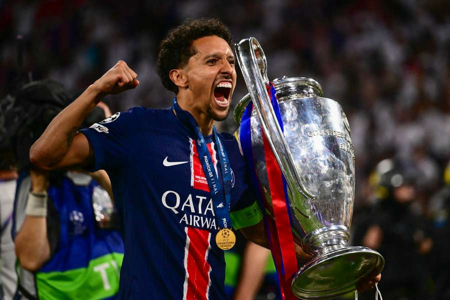Marquinhos com a taça de campeão da Champions League