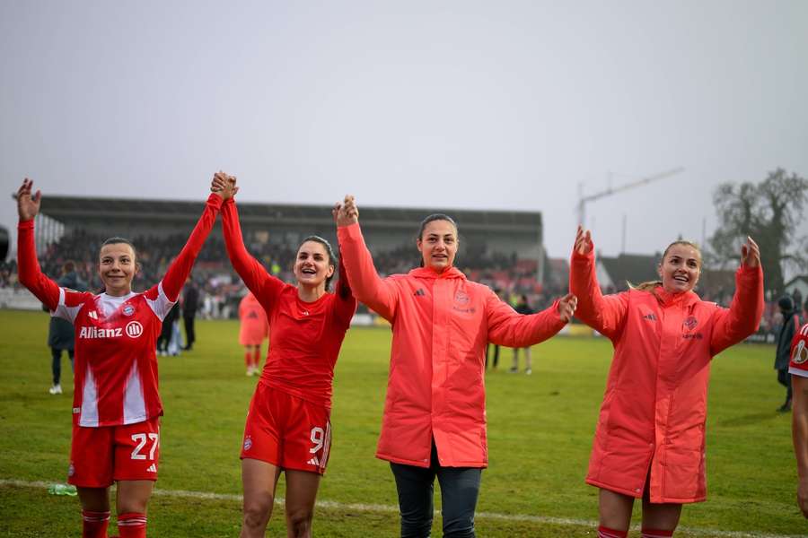 Die Frauen des FC Bayern feiern ein souveränes Pokal-Weiterkommen in Ingolstadt. Die Frauen des FC Bayern feiern ein souveränes Pokal-Weiterkommen in Ingolstadt.