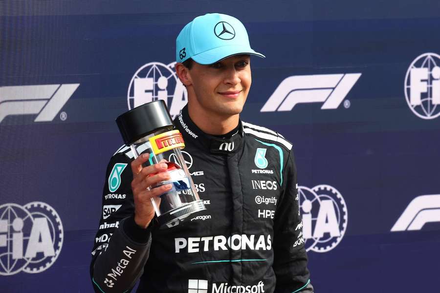George Russell mit der Trophäe für die Pole Position im Sprint von Zandvoort George Russell mit der Trophäe für die Pole Position im Sprint von Zandvoort
