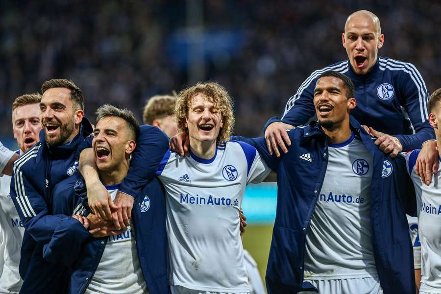 Feiernde Schalker nach dem Sieg über Bochum.