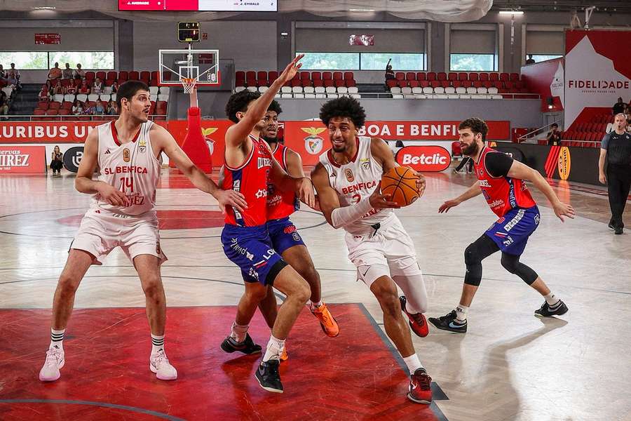 Basquetebol: Benfica dá a volta à Oliveirense (62-68) e está na final Basquetebol: Benfica dá a volta à Oliveirense (62-68) e está na final