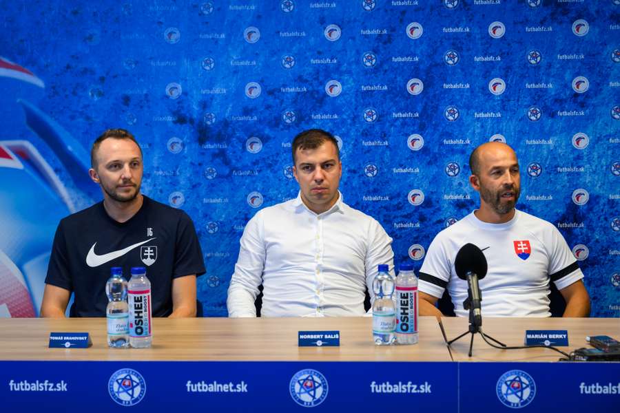 Futsalisti pred odvetou na tlačovej konferencii.