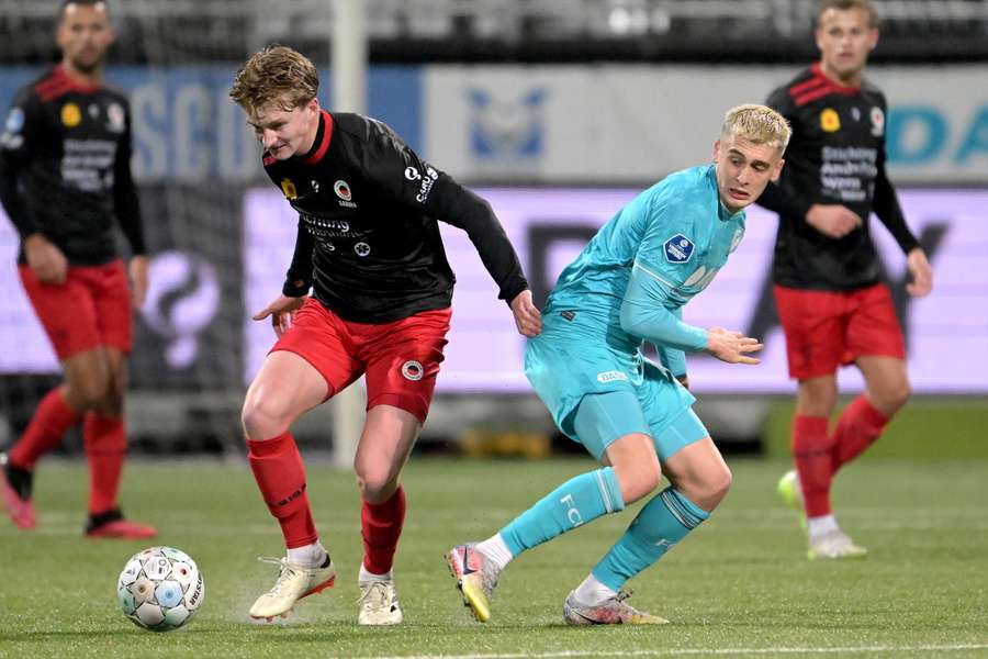 Excelsiors Cisse Sandra en FC Utrechts Oscar Fraulo in actie