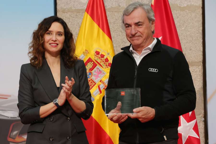 Isabel Díaz Ayuso, con Carlos Sainz en la sede de la Comunidad de Madrid